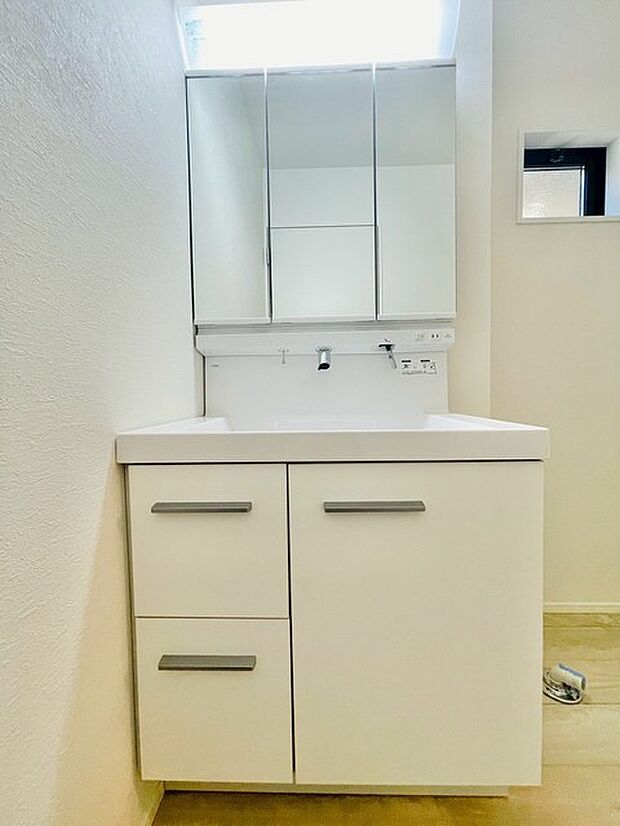 洗面化粧台は清潔感の漂うホワイトをベースカラーに、シンプルなデザインで。 