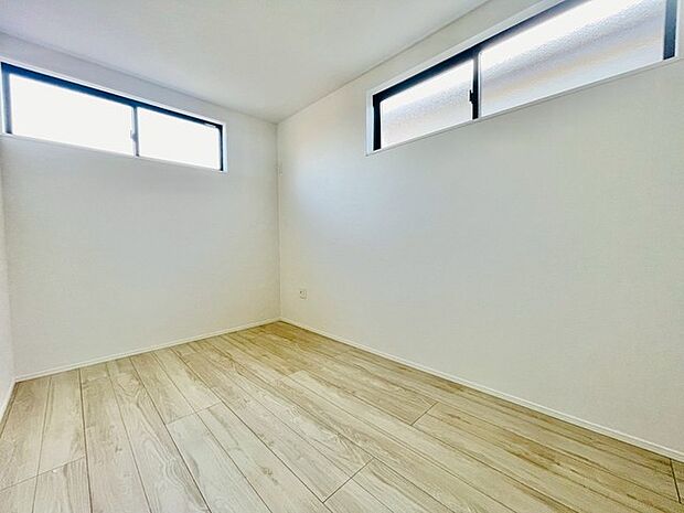 今からここを誰のお部屋にしようか、そんな洋室です。 