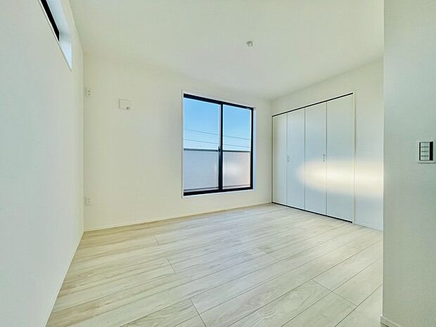 ナチュラルウッドの色合いが、室内にあたたかな雰囲気を運びます。