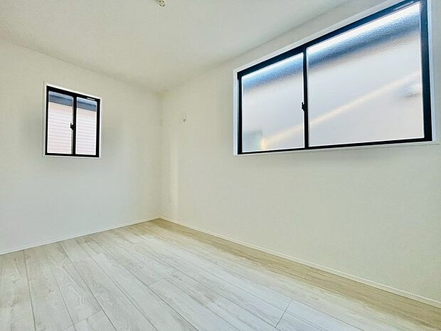 今からここを誰のお部屋にしようか、そんな洋室です。