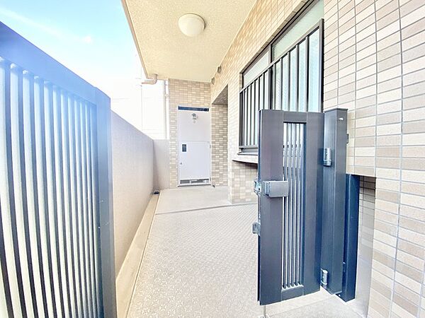 プライバシーを守りやすい玄関ポーチ付きの共用廊下です。