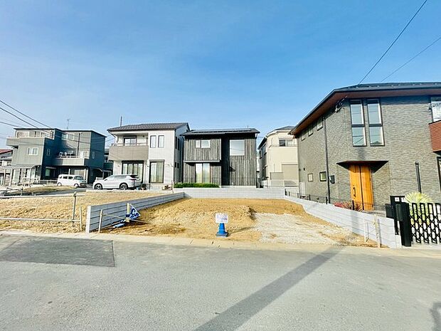 前面道路含む外観