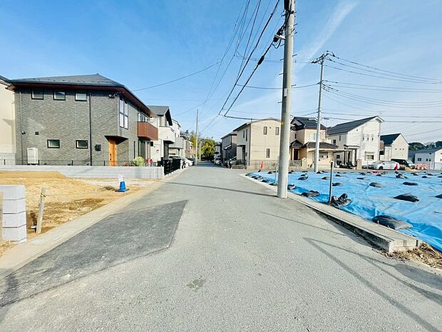 前面道路含む外観