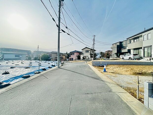 前面道路含む外観