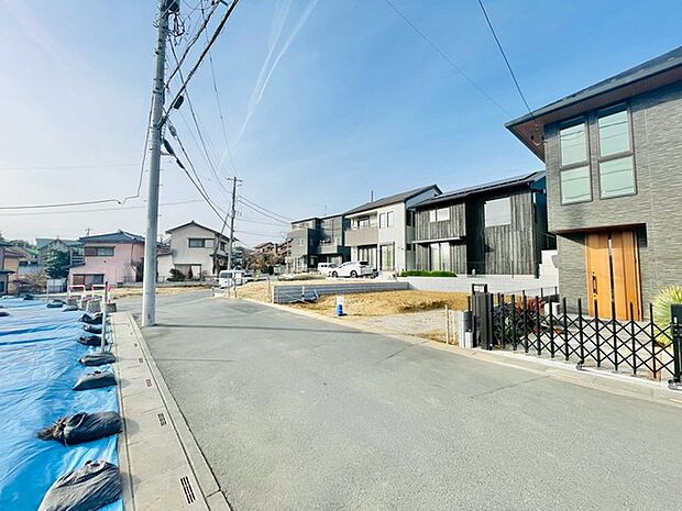 前面道路含む外観