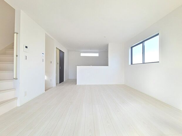 ご家族みんながゆったりくつろげる広々リビング。 