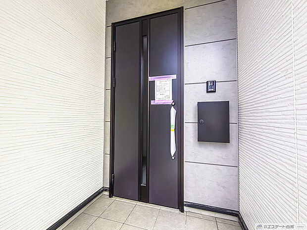 ポーチのついた新築分譲物件。玄関の印象はいかがでしょうか?入口からご覧ください。