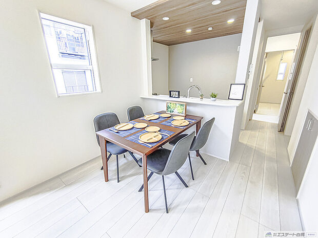 対面タイプなら、キッチン内にいながらご家族やお客様との会話が楽しめます。