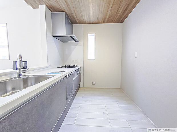 温かみのある木目調の天井が、空間に柔らかな表情を与えます