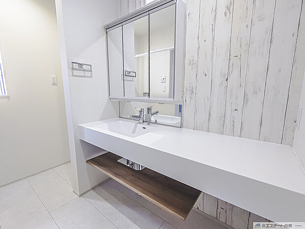 ご家族揃って身支度可能なゆとりの洗面室