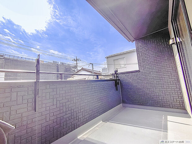 南向きのバルコニーは陽当り良好で、たっぷりのお洗濯物もよく乾きます！  