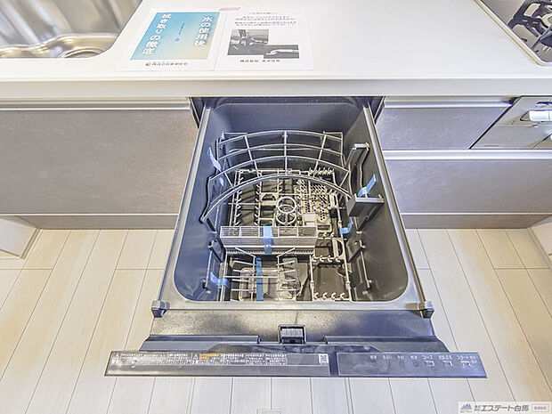 省エネ ・ 衛生的な食器洗乾燥機付。