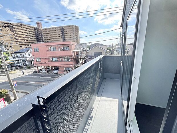 洗濯物を沢山干せるゆとりのバルコニー