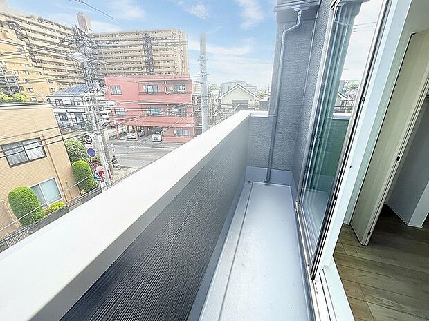 洗濯物を沢山干せるゆとりのバルコニー