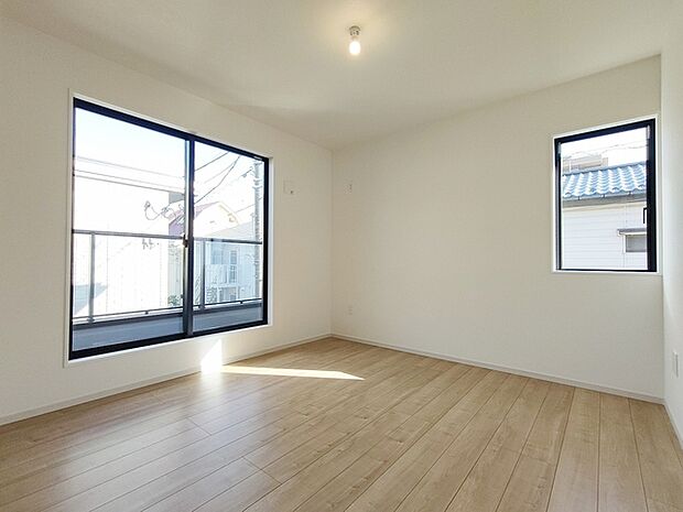 大事な日当たりは、大きな窓から。誰のお部屋にしましょう。