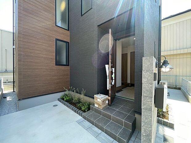 ポーチのついた新築分譲物件。玄関の印象はいかがでしょうか?入口からご覧ください。
