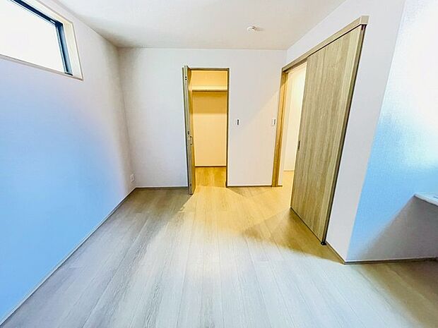 今からここを誰のお部屋にしようか、そんな洋室です。 