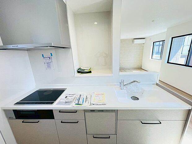 吊戸棚で視界を遮らず、パノラマ感を重視したタイプのキッチンスペース。