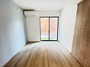 大事な日当たりは、大きな窓から。誰のお部屋にしましょう。 