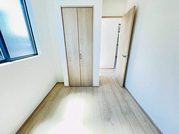 洋室は子供部屋にもちょうどいいサイズ感。 