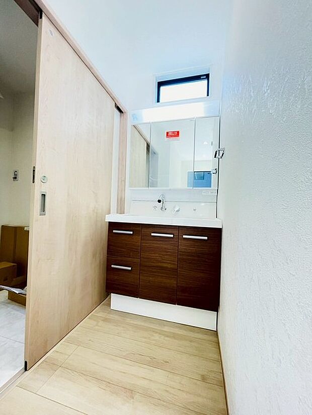 洗面化粧台は独立タイプです