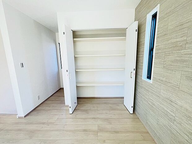 季節ごとの大物もしまえるたっぷりの収納スペース。 