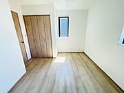 ナチュラルウッドの色合いが、室内にあたたかな雰囲気を運びます。 