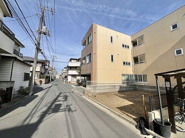 前面道路含む外観