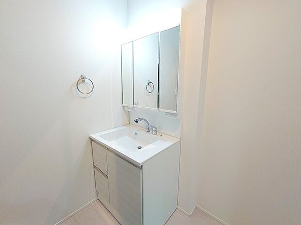 洗面化粧台は清潔感の漂うホワイトをベースカラーに、シンプルなデザインで。