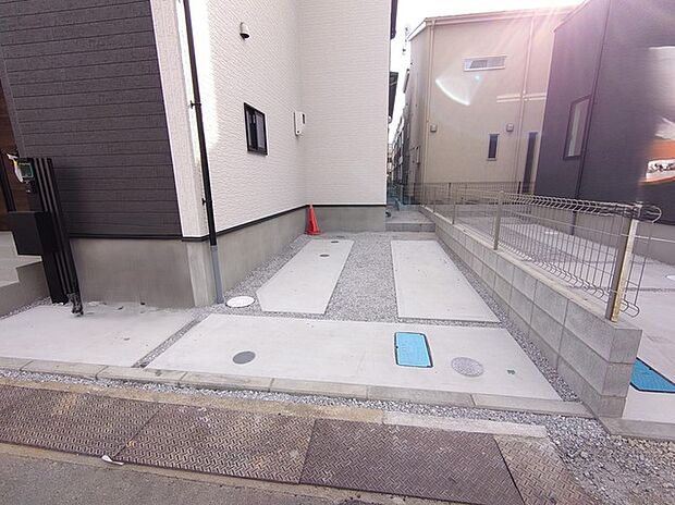 マイカースペースを1台分確保。現地で車幅と共にご確認ください。