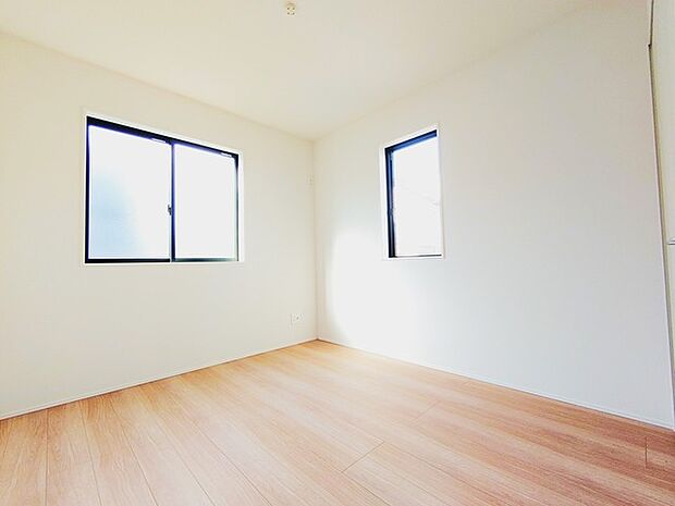 ナチュラルウッドの色合いが、室内にあたたかな雰囲気を運びます。