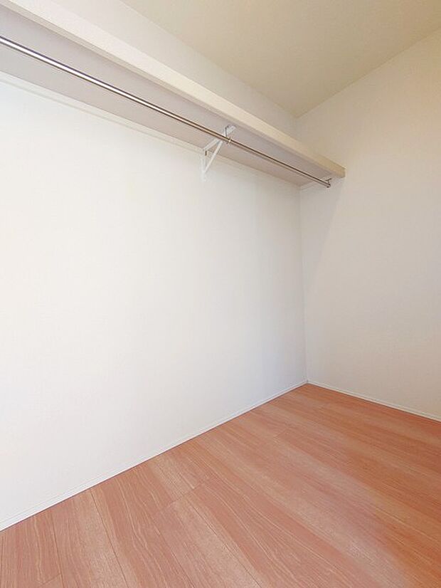 季節物の衣類もスッキリ収納できるウォークインクロゼット。 