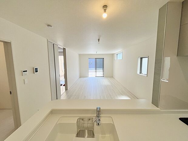 無駄を削ぎ落としたシンプルな空間が、住まう方の感性に寄り添い、日々の暮らしに穏やかな広がりをもたらしてくれます。