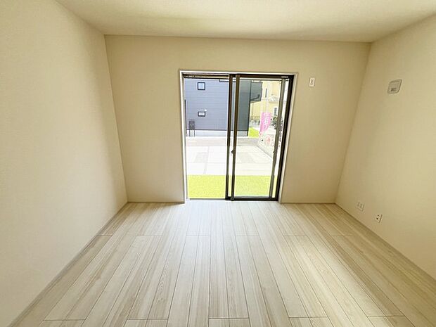 無駄な装飾を削ぎ落としたシンプルな空間は、住まう人の個性を引き立て、日々の暮らしに静かな調和をもたらしてくれます。