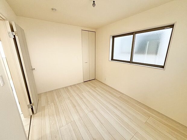 日々の生活に心地よい調和をもたらす、シンプルで落ち着いた雰囲気の空間です。