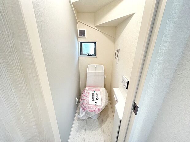 清潔感のある白を基調とした、シンプルで無駄のない落ち着いた空間が広がります。