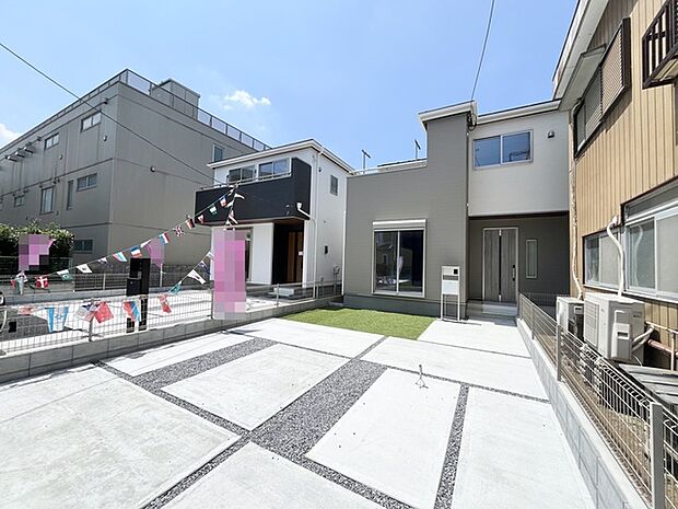 すっきりと整えられた外観が落ち着きを感じさせ、日々の暮らしに安らぎを添える穏やかな住環境が広がります。