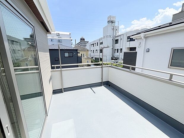 青空が広がる開放的な空間で、心地よい風とゆとりを感じるプライベートなひとときを過ごせます。