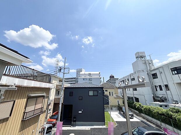 どこまでも広がる青い空を仰ぎ、開放感のある穏やかな街並みが心にゆとりをもたらしてくれます。