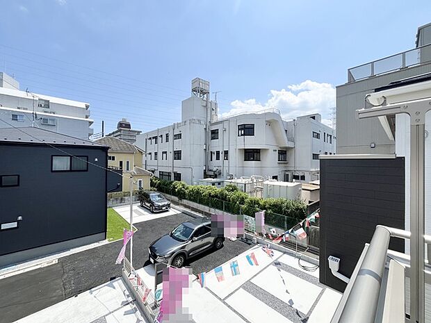 見晴らしの良い開放感とともに、穏やかな街並みの広がりを感じる落ち着いた日常の風景。