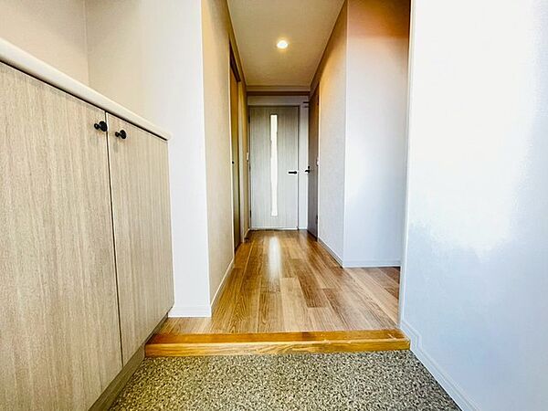 お手入れの行き届いた玄関。ご見学時に下駄箱の扉をあけて使い勝手をご確認下さい。