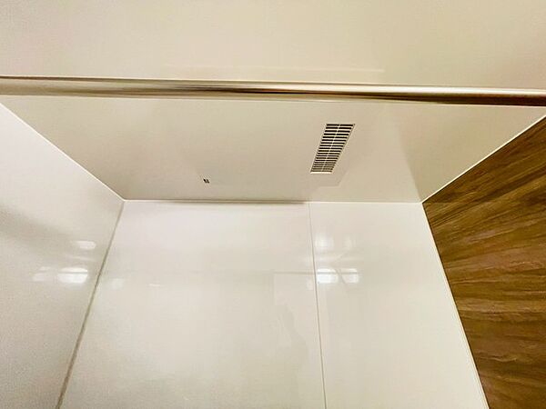 空気もこもらず、いつもクリーンな浴室乾燥機付。