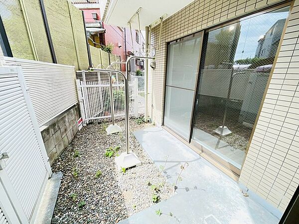 マンション一階部分の特権である庭付き住戸。戸建のような使用感で居住できます。