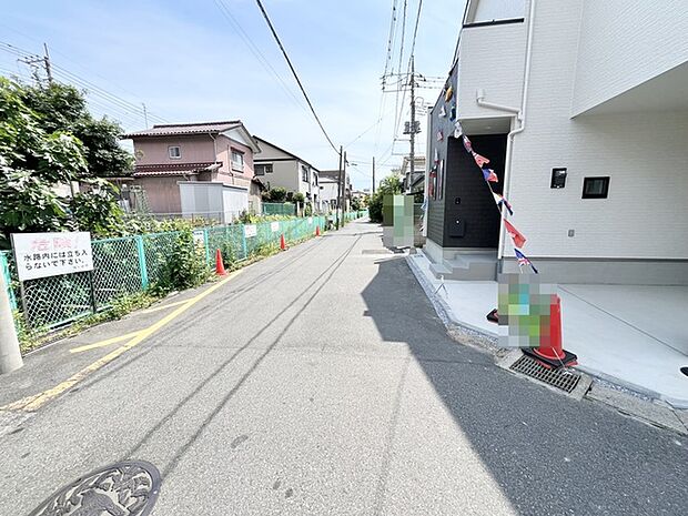 穏やかな時間が流れる落ち着いた住宅街にあり、日々の暮らしが静かに営まれる周辺環境です。