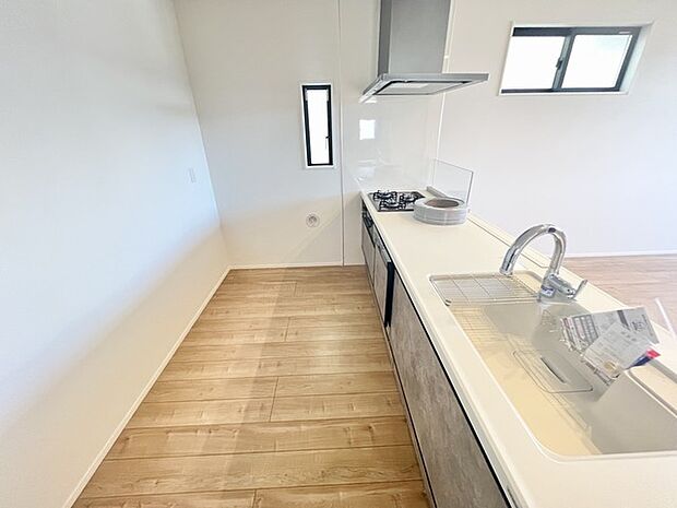 お子様と並んで料理をしても余裕のゆとりのキッチン 