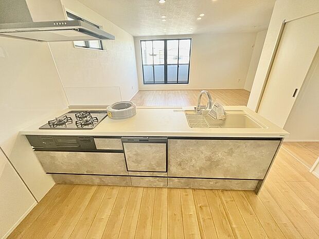 吊戸棚をなくした対面LDKはキッチンに立つ人の視界をワイドにしてくれます。