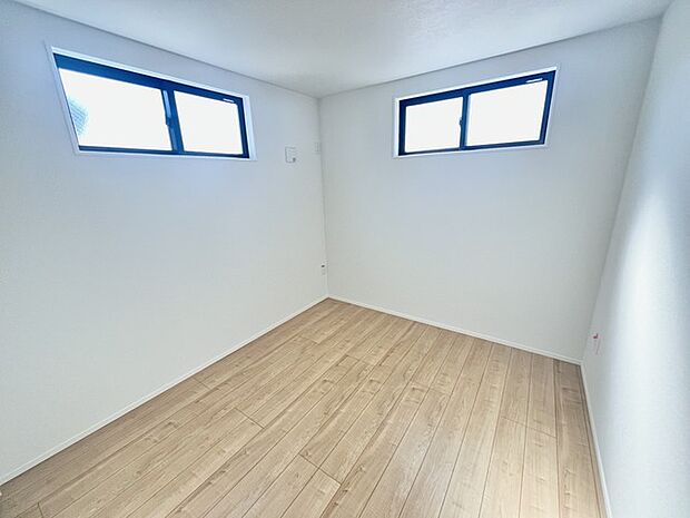 ナチュラルウッドの色合いが、室内にあたたかな雰囲気を運びます。