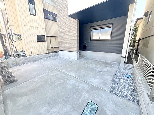 駐車場は2台まで駐車可能。マイカーの車幅もお確かめください。