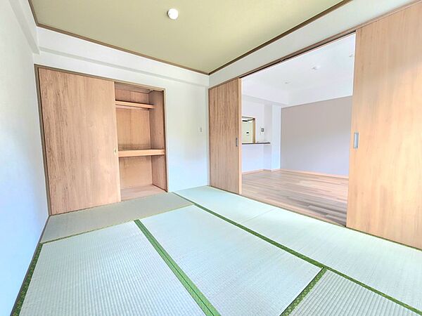 お子様にとっていいお昼寝空間になる和室は、ぜひリビングのお隣で。