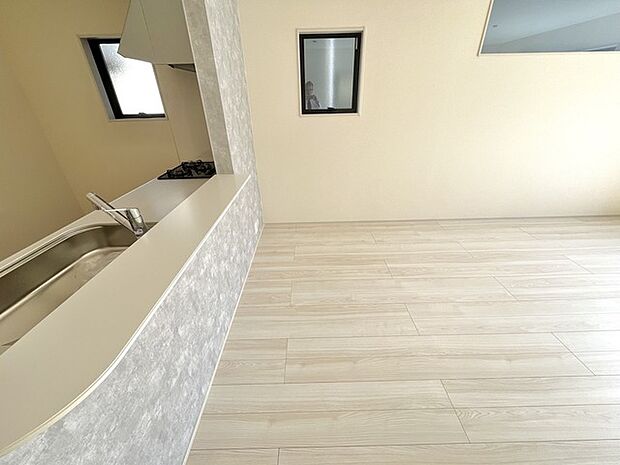 吊戸棚をなくした対面LDKはキッチンに立つ人の視界をワイドにしてくれます。